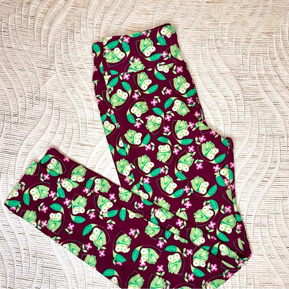 Super Comfy LuLaRoe Leggings with frog design 🐸